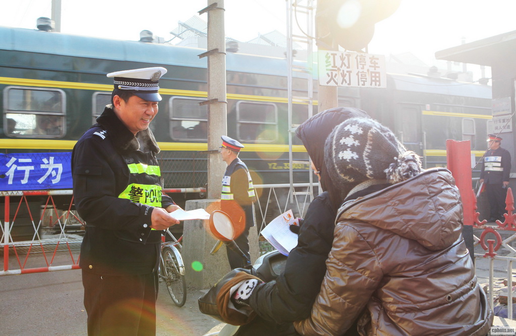 铁警宣传到沿线迎接龙年保安全 锦州铁路公安