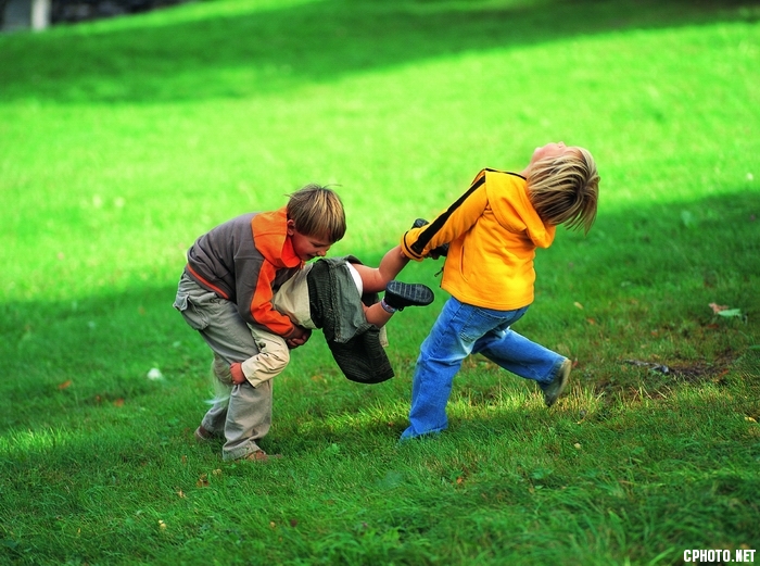 俄罗斯-圣彼得堡普希金城2005年9月孩子们在草地上尽情的玩耍着，尽显天真可爱。.jpg