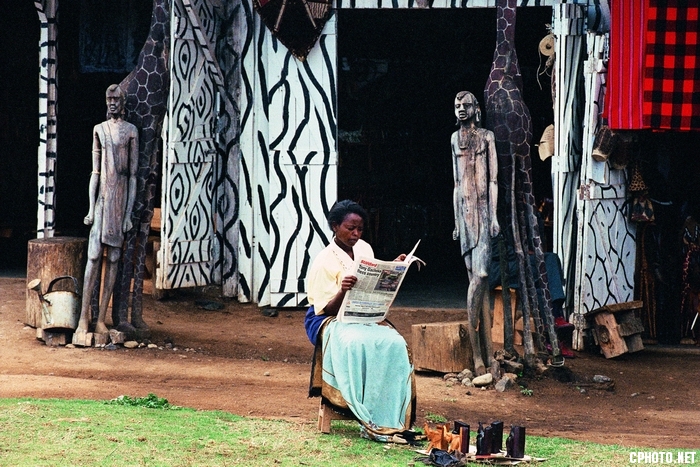 肯尼亚-赤道线1999年1月静静地等待购物者的登门，要比焦躁地乞求金钱好的多！.jpg