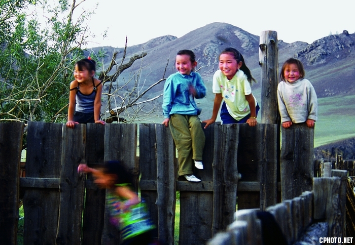 蒙古-额尔顿特2005年11月蒙古乡村的孩子们无拘无束，肆意攀援，纵情玩耍。.jpg