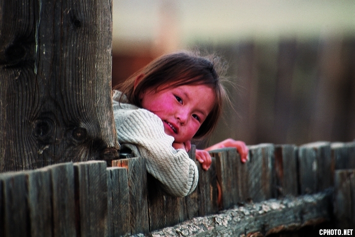 蒙古-额尔顿特2005年11月依傍在篱笆旁，天真无邪的孩子真幸福。.jpg