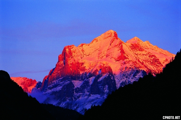 瑞士-因特拉肯2002年10月天边的晚霞映红了阿尔卑斯山的雪峰。.jpg
