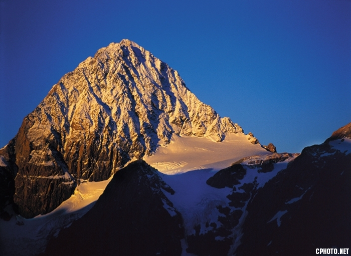 新西兰-南阿尔卑斯山临近傍晚的南阿尔卑斯山峰在碧蓝天穹下的雪域里孤独地守望者。.jpg