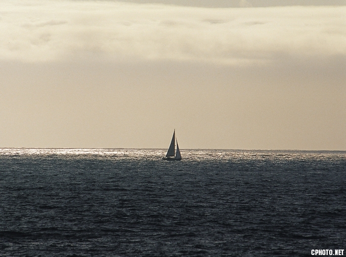 葡萄牙-罗卡角罗卡角位于欧洲大陆最西端。晚霞中平静的大西洋里飘荡着一艘小船，孤帆远.jpg
