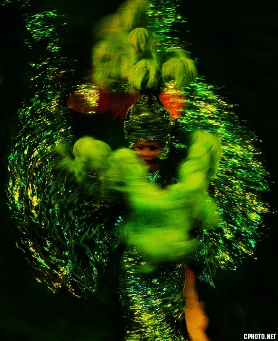 巴西-里约热内卢1999年10月婀娜多姿的桑巴女郎，静止与灵动共舞......“桑巴舞已渗透到.jpg