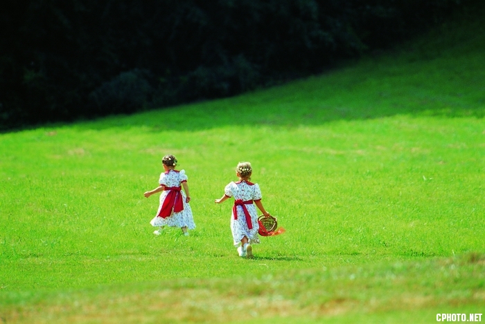 法国-布列塔尼半岛2001年6月天真的孩子们在无忧无虑地追逐和嬉闹中享受童年的快乐。.jpg