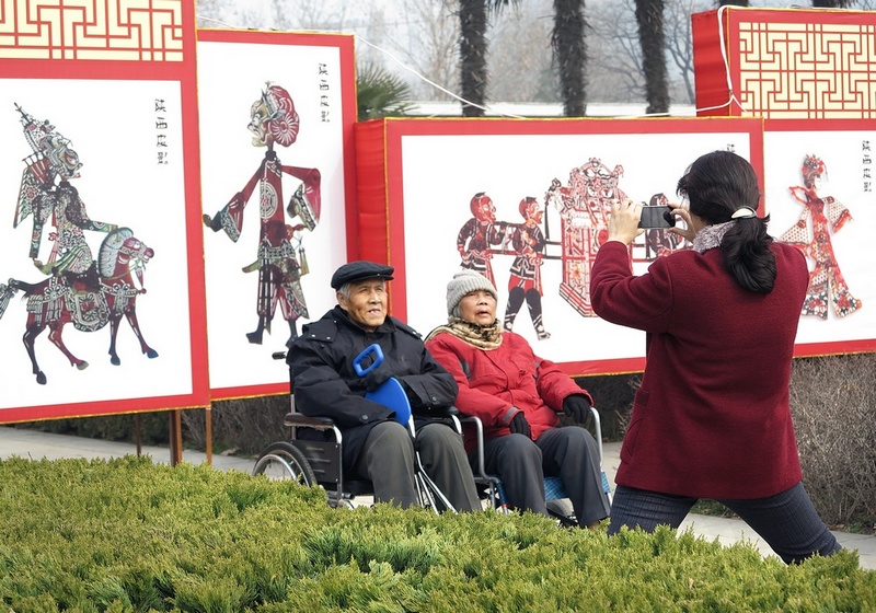 《携手共渡幸福晚年》 赵德如拍摄于小雁塔龙年庙会 电话；15529333691QQ;1027246578.JPG