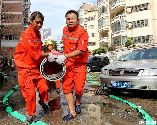 02-5 -03-17 -2、来自广州自来水公司的一支抢险队在珠海宁海花园抢排渍水。作者 吴忠.jpg