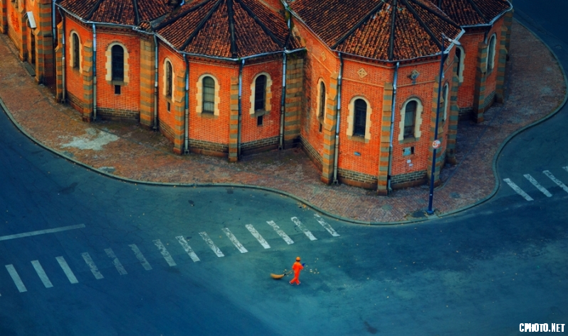 Sweeper beside Church - FIAP Gold medal_С.png