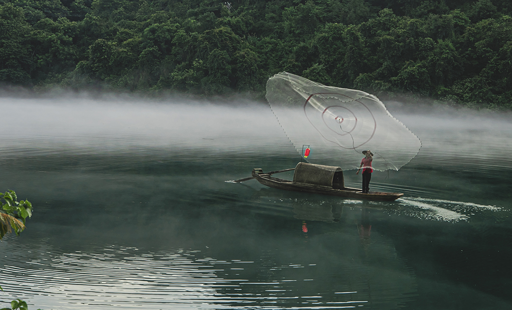 每当夏秋季节来到湖南资兴的五A景区“雾漫小东江”，就会看到渔夫在白雾飘绕，波光粼粼，山影如镜，水天一 ...