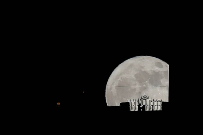 2017-12-03T205442Z_147234239_RC1F12343AF0_RTRMADP_3_SUPERMOON-SIGHTING-SPAIN-1200x800