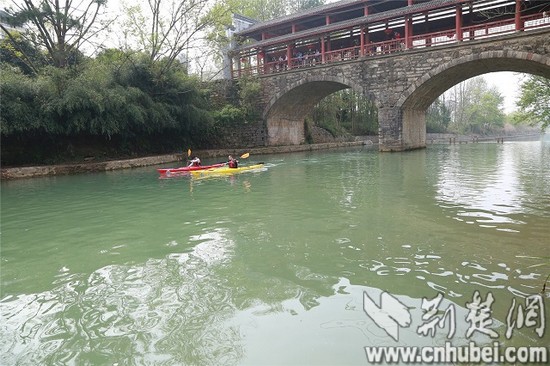 湖北省近百名摄影家走进松滋卸甲坪土家族乡采风(图)