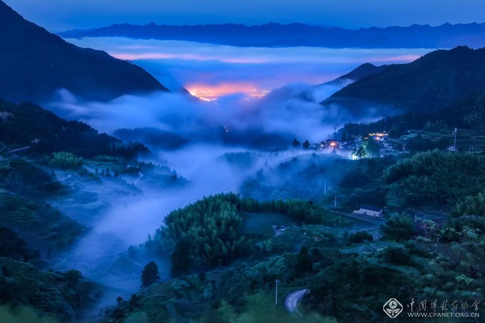 夏日的山村 金献光 摄.jpg