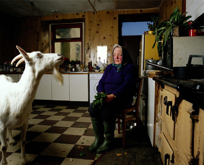 Mark-Neville_Annie-and-Snowy.jpg