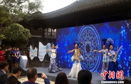 图为“晚清第一园”扬州何园对外开放60周年纪念活动现场。 崔佳明 摄 图为“晚清第一园”扬州何园对外开放60周年纪念活动现场。 崔佳明 摄