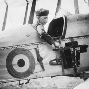 1916年——B.E.2c的飞行员操作的空中侦察照相机