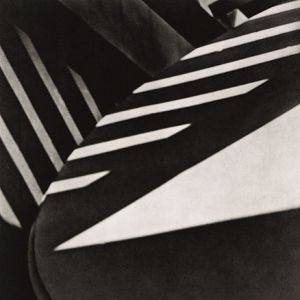 1917年——保罗·斯特兰德抽象化作品，《门廊阴影》