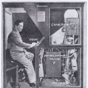 1925年——纳托尔·马可·约瑟夫在他的自动照相棚