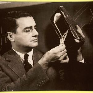 1948年——埃德温·兰德博士展示一款早期的宝丽来相机