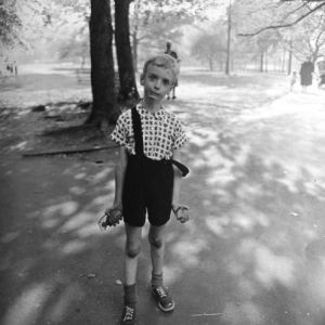 一个手持玩具手榴弹的孩子（1962年）