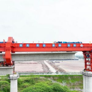 渝昆高铁架设第26榀箱梁（图片新闻）