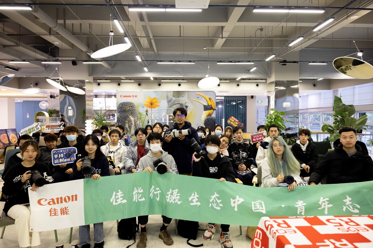 人们在看台上的人群<br><br>低可信度描述已自动生成