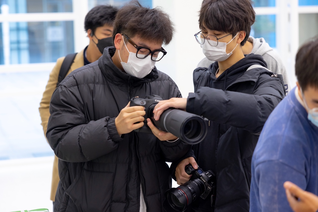 一群人正在聊天<br><br>描述已自动生成