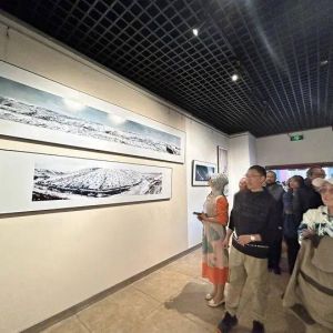 参观摄影精品展感受川藏线魅力