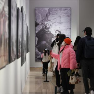 朱宪民摄影60年回顾展开展，作品再现时代变迁中的普通人