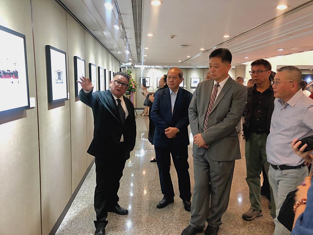 《平和的时光》摄影展在澳开幕，铭记历史共护和平