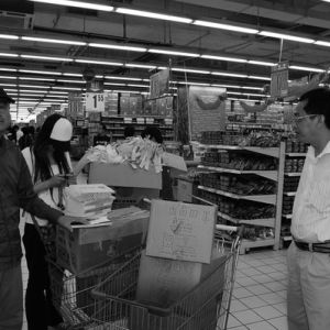 摄影师捐款救济地震灾民